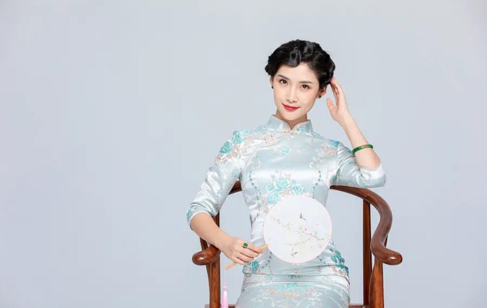 チャイナドレスを着た中国人女性をイメージした写真