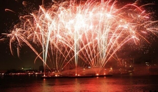 船橋港親水公園花火大会で花火が打ち上がっているようす