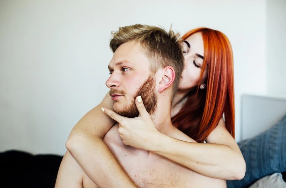 女性が男性にキスをしている写真