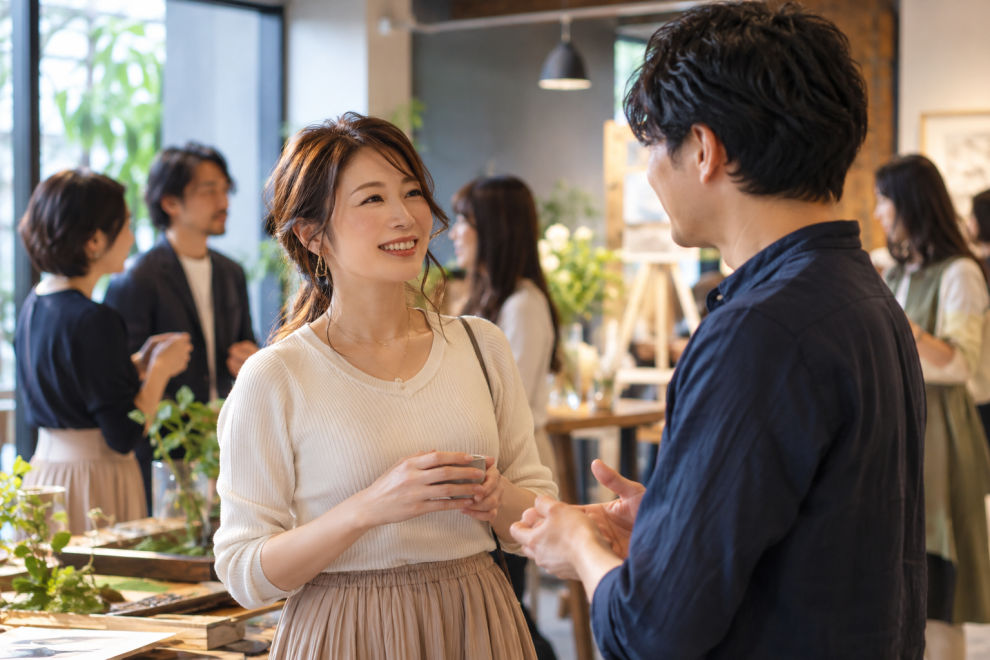 趣味や交流の場で自然に会話する男女を描いたモテペディア独自画像
