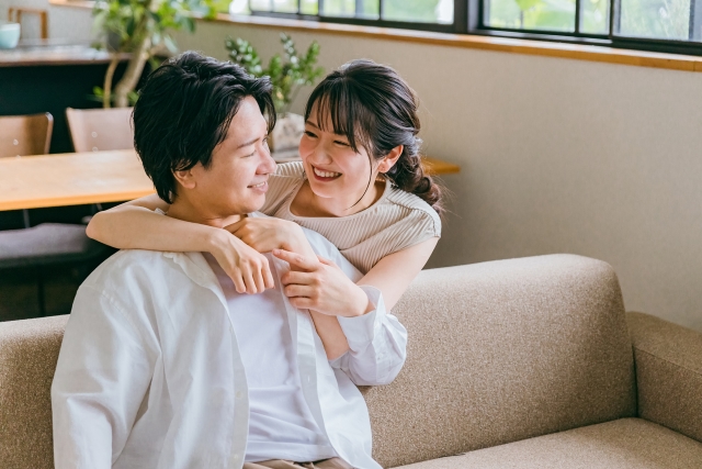 理想を持ったまま彼女を作る方法を考える男性のイメージ